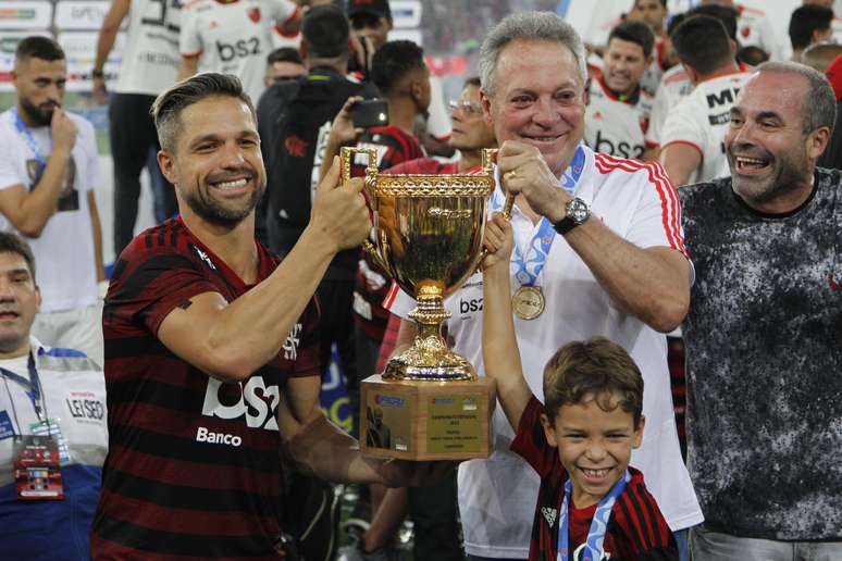 Diego e Abel Braga, do Flamengo, comemoram com a taça o título do Estadual do Rio de Janeiro 2019 após a final contra o Vasco