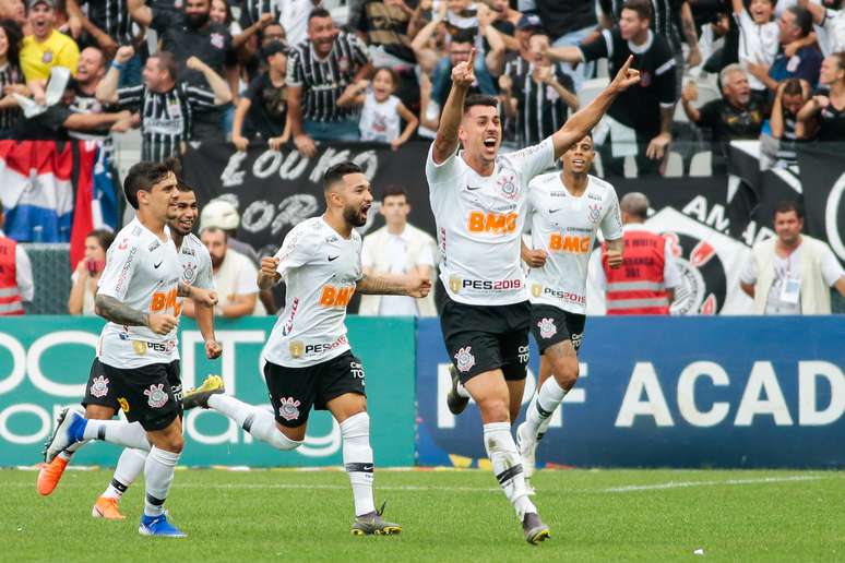Com recorde de público, Corinthians marca no fim e bate São Paulo