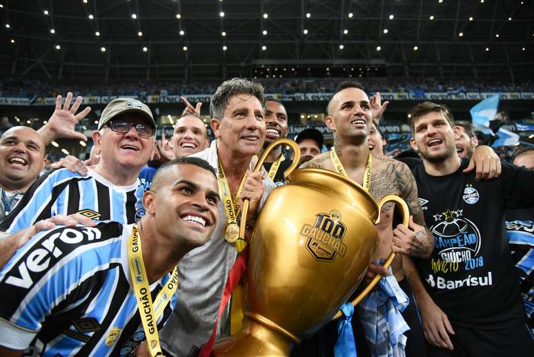Renato Gaúcho, Alisson e Luan do Grêmio festejam com a taça do título do Grêmio no Campeonato Gaúcho 2019