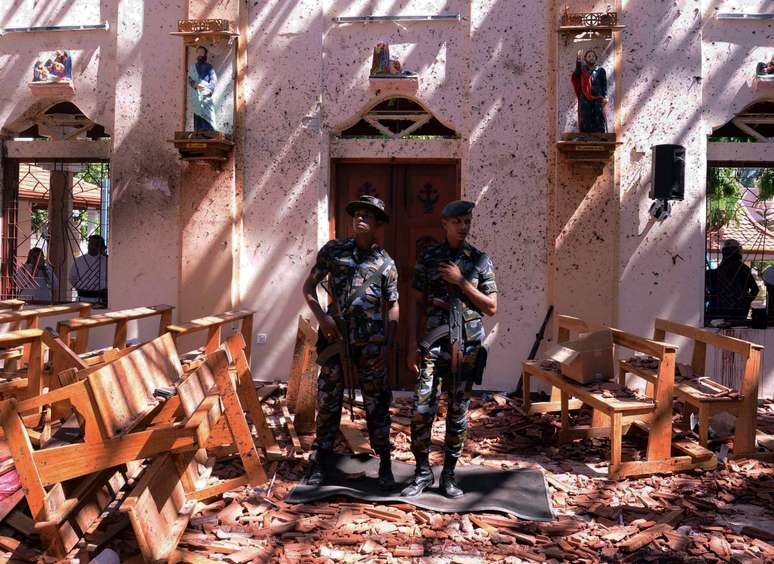Forças armadas do Sri Lanka em frente a uma Igreja atacada