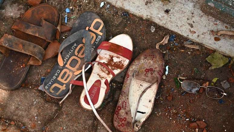 Calçados de vítimas que estavam em uma das igrejas atingidas pelos ataques no Sri Lanka domingo