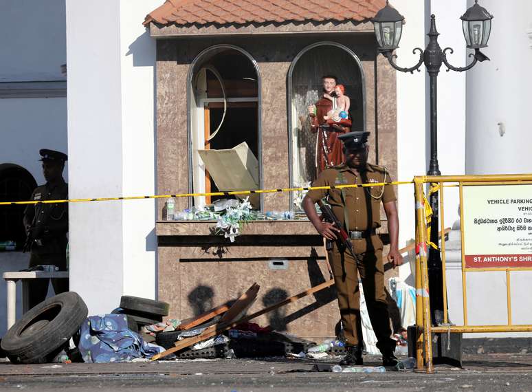 Policial em igreja alvo de ataque no Sri Lanka