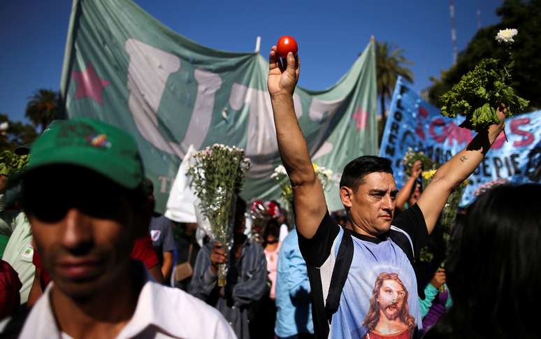 Manifestação de pequenos agricultores em frente à Casa do Governo argentino, em Buenos Aires
27/02/2019
REUTERS/Agustin Marcarian