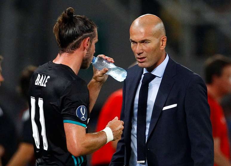 Técnico Zinedine Zidane conversa com Bale durante jogo do Real Madrid 
08/08/2017
REUTERS/Ognen Teofilovski