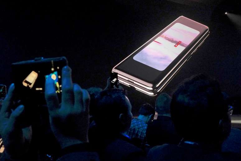 Telefone Samsung Galaxy Fold é mostrado durante evento da Samsung em San Francisco. 20/2/2019 REUTERS/Stephen Nellis/File Photo - 