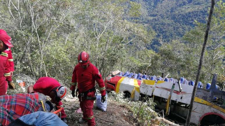 Membros de equipe de resgate em local onde ônibus despencou de precipício perto de La Paz
22/04/2019
ABI/Bolivia Information Agency/Divulgação via REUTERS