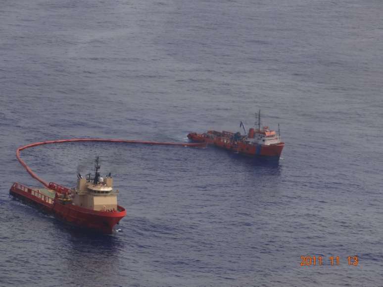 Embarcação de dispersão de óleo na Bacia de Campos (RJ) 
13/11/2011
REUTERS/Divulgação via Chevron