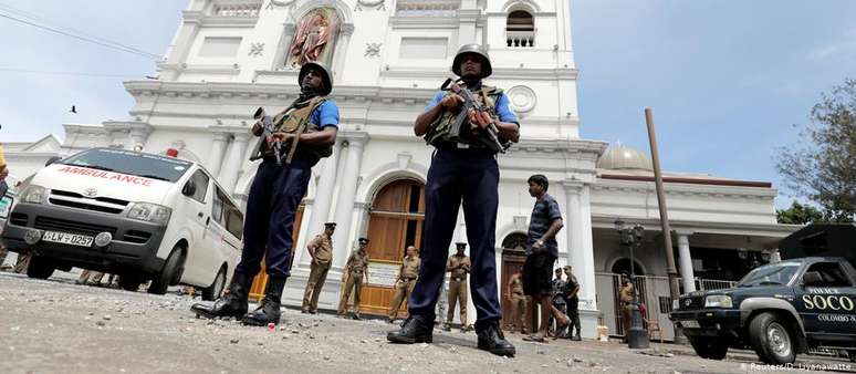 Soldados fazem a segurança da Igreja de Santo Antônio, em Colombo, um dos templos católicos alvo de atentado no domingo 