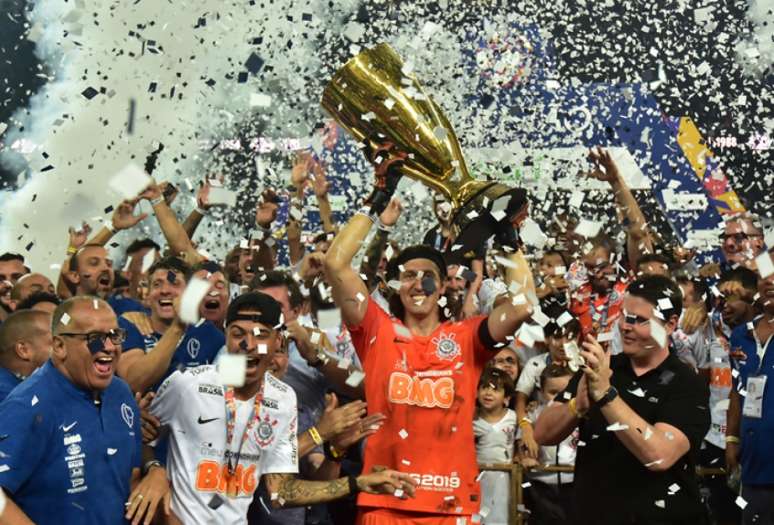 De camisa preta (à esquerda do goleiro Cássio), o deputado Cauê Macris levantou a taça junto com o capitão do Corinthians (Foto: EDUARDO CARMIM/PHOTO PREMIUM)