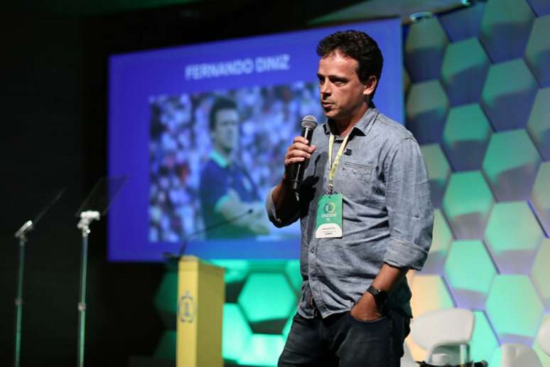 Fernando Diniz discursou na CBF na manhã desta segunda-feira (Foto: Lucas Figueiredo/CBF)