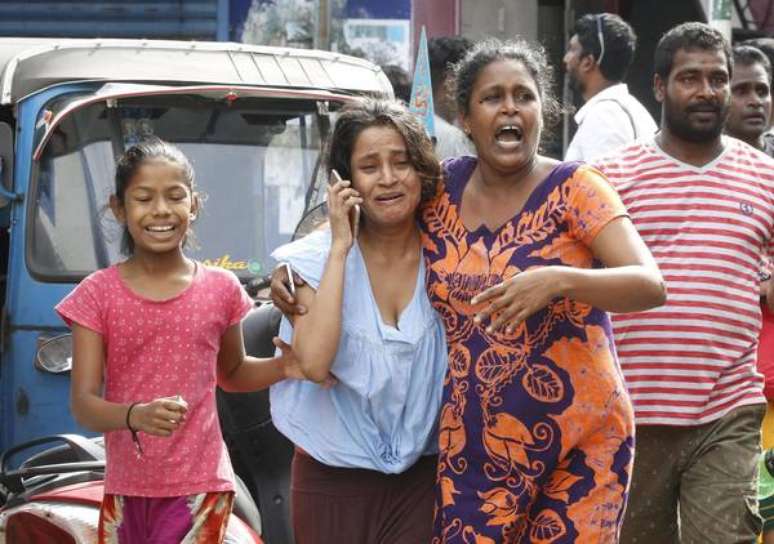 Cidadãos são evacuados em Colombo, no Sri Lanka, após atentados