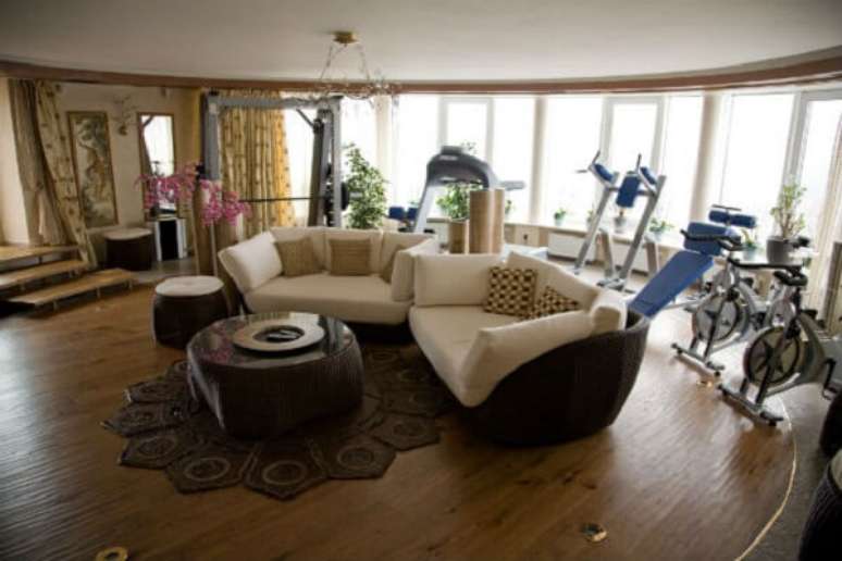 27- A decoração academia em casa tem sofás e mesas com fibras naturais. Fonte: Shutterstock