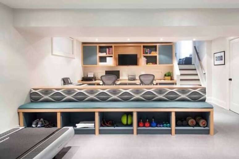 60- No pavimento inferior da residência, o home office divide o espaço com a academia em casa. Fonte: Pinterest