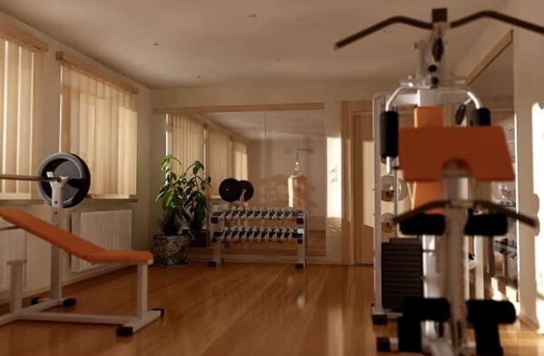30- Na decoração academia em casa, os acabamentos dos equipamentos são da cor preta e laranja. Fonte: El Hombre