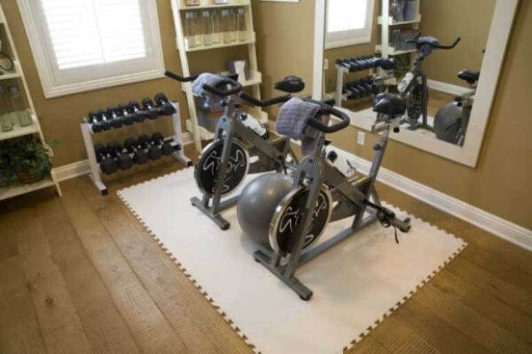 34- Na academia em casa, o tapete emborrachado fica sob as bicicletas ergométricas. Fonte: El Hombre