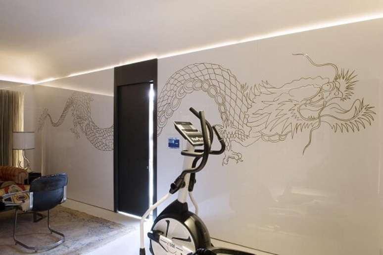 52- Na decoração de academia em casa tipo Studio, a bicicleta ergométrica ocupa lugar de destaque na sala de estar. Fonte: Casa Cor 2015