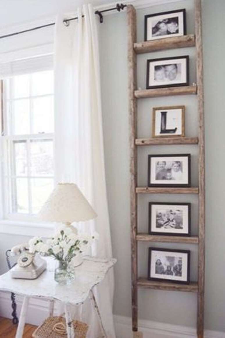 50 – Aproveite o espaço da sala pequeno e estruture em quadro de fotos na vertical. Fonte: Blog Estilo Próprio