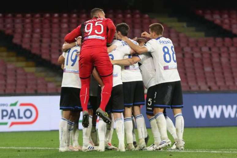 Jogadores da Atalanta celebram gol contra o Napoli