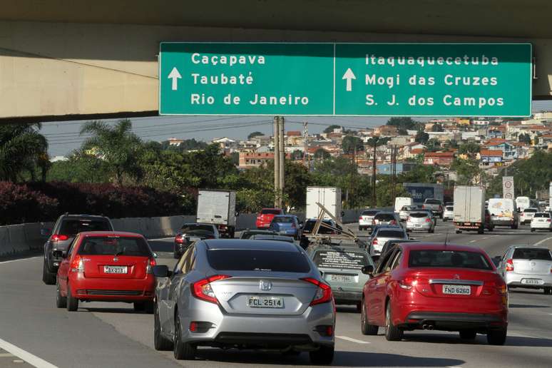 Movimentação na Rodovia Ayrton Senna, sentido Litoral Norte, na tarde desta quinta-feira (18), véspera de feriado prolongado de Páscoa