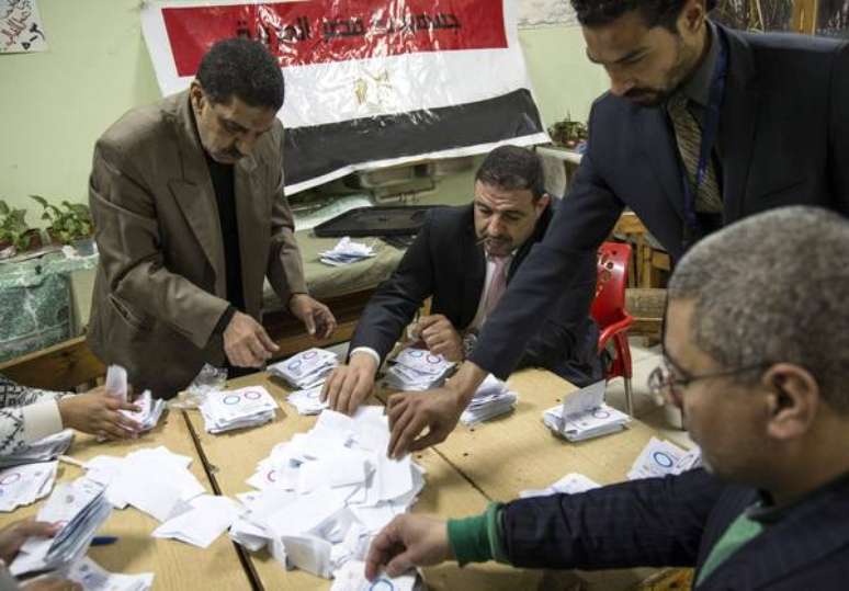 Apuração de referendo constitucional no Egito