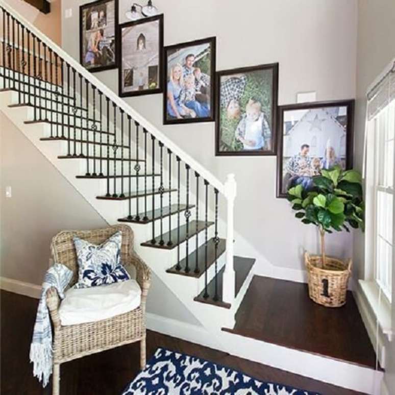 56 – Harmonia na decoração com quadro de fotos na escada. Fonte: Pinterest