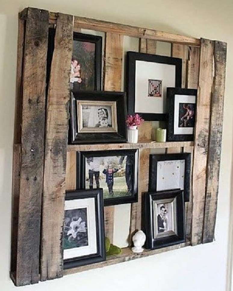 19 &ndash; Pallet usado como suporte de apoio para quadro de fotos. Fonte: Dcore Voc&ecirc;