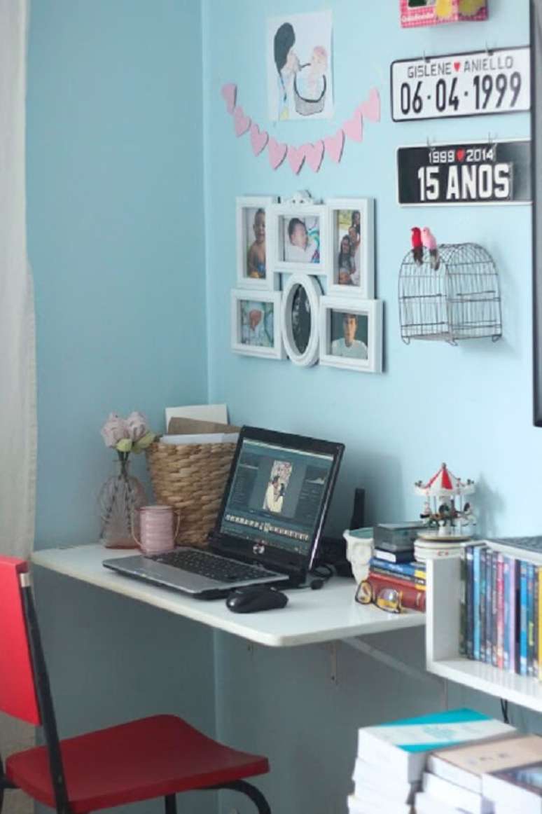 26 – Quadro de fotos compõe a decoração do home office. Fonte: Blog Porque estou Sempre Ocupada