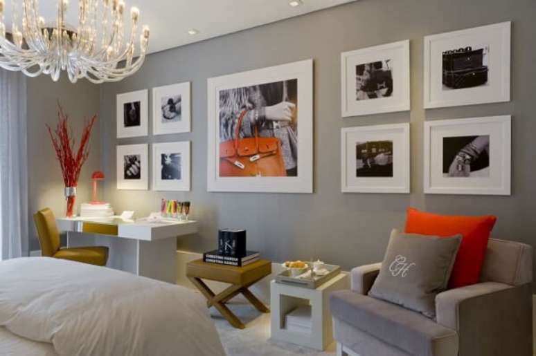 33 – Quadro de fotos com moldura na cor branca para decoração do quarto. Fonte: Pinterest