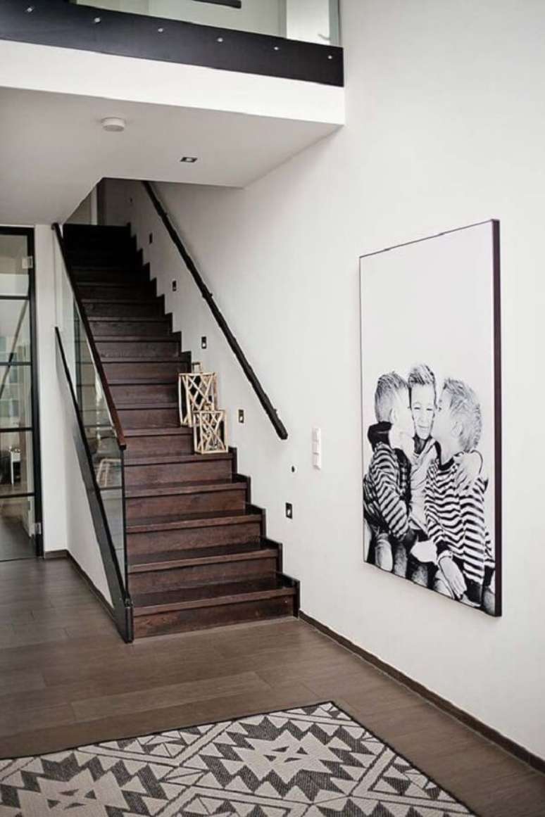 63 – Quadro de fotos em família ao pé da escada. Fonte: Decor Fácil