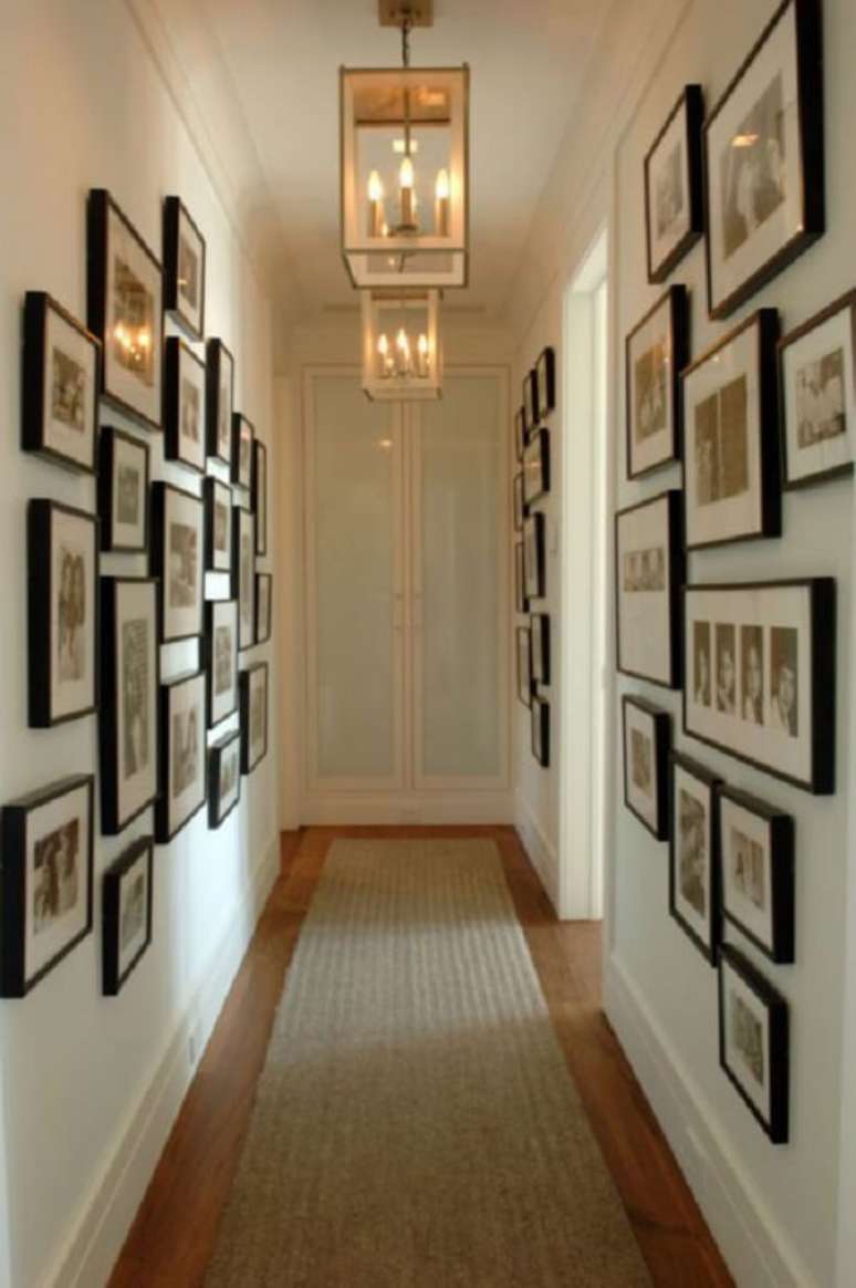 45 – Utilize o corredor de casa para dispor o quadro de fotos da família. Fonte: Pinterest