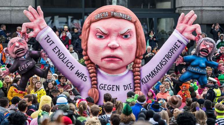 Thunberg ganhou um carro alegórico em sua homenagem no carnaval de Düsseldorf, na Alemanha