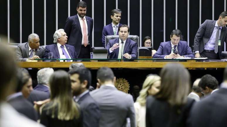 No início de abril, o presidente da Câmara, Rodrigo Maia, criticou emendas feitas ao PL 1321/19, que anistia partidos que cometeram infrações eleitorais