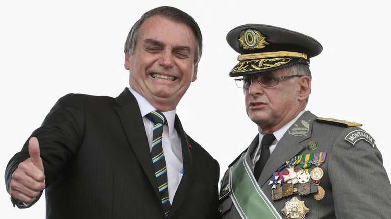 Bolsonaro com o comandante do Exército, general Edson Leal Pujol: projeto para militares causou atrasos na CCJ