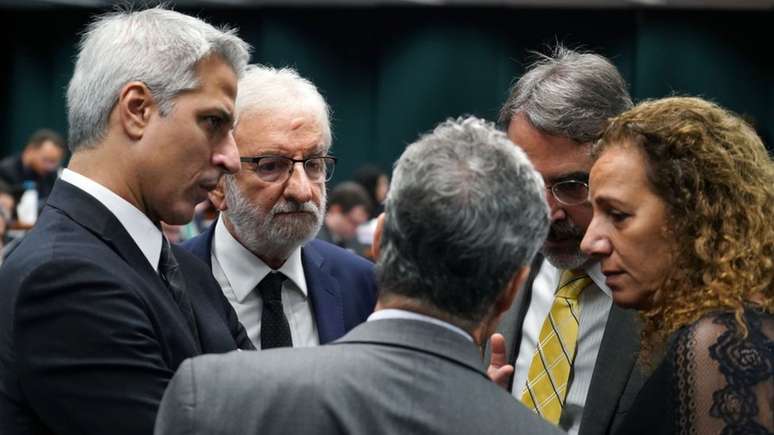 Com apoio do 'centr&atilde;o' oposi&ccedil;&atilde;o conseguiu impor quase um m&ecirc;s de atraso na CCJ