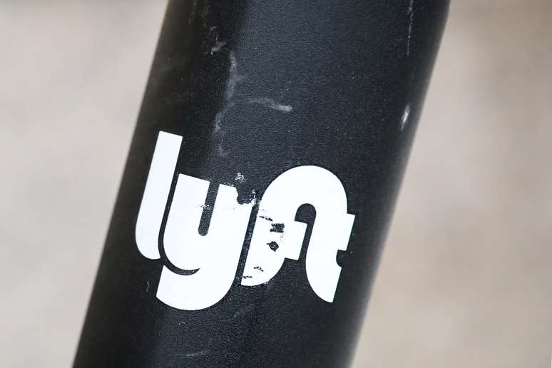 Logotipo da Lyft  num veículo estacionado em Washington. 29/3/2019. REUTERS/Brendan McDermid 