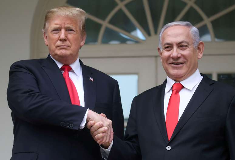 Presidente dos EUA, Donald Trump, e o primeiro-ministro de Israel, Benjamin Netanyahu, se cumprimentam no jardim da Casa Branca
25/03/2019
REUTERS/Leah Millis