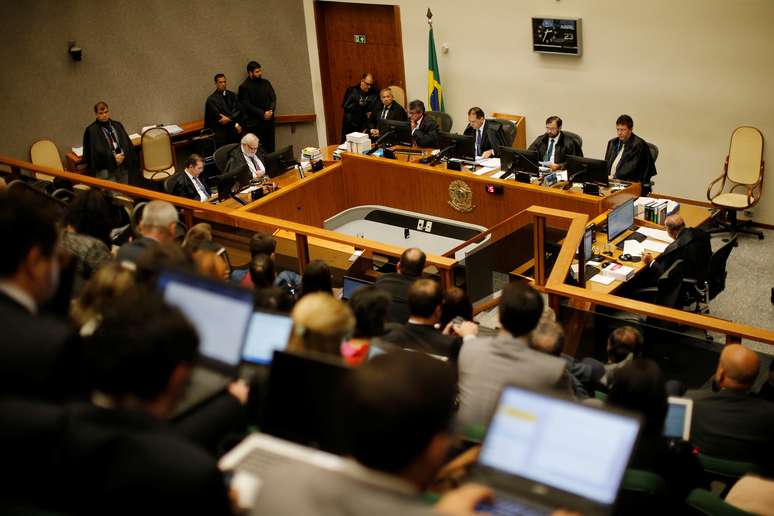 Vista geral do plenário onde a 5ª Turma do STJ julga recurso do ex-presidente Luiz Inácio Lula da Silva
23/04/2019
REUTERS/Adriano Machado