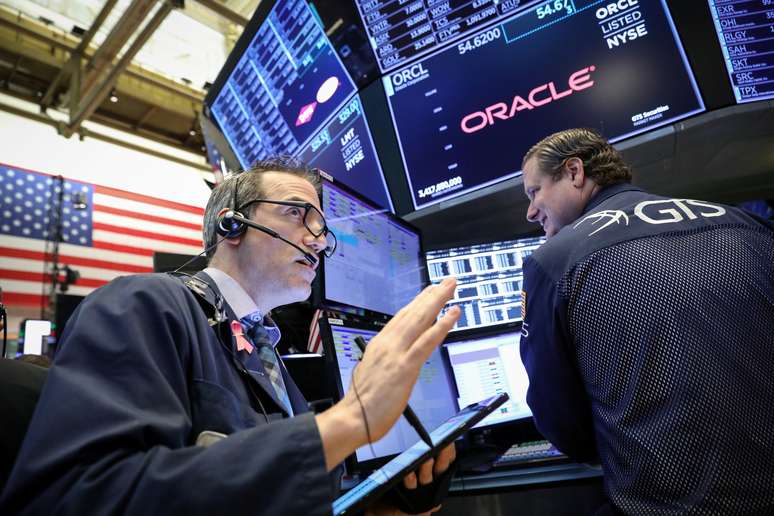 Operadores trabalham durante pregão da Bolsa de Valores. 23/4/2019. REUTERS/Brendan McDermid