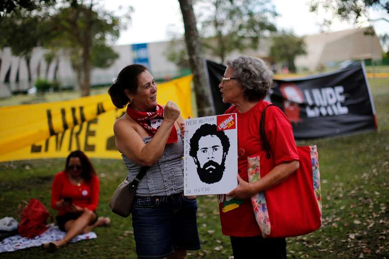 Apoiadores de Lula reúnem-se do lado de fora  durante sessão do STJ, em Brasília 23/4/2019 REUTERS/Adriano Machado