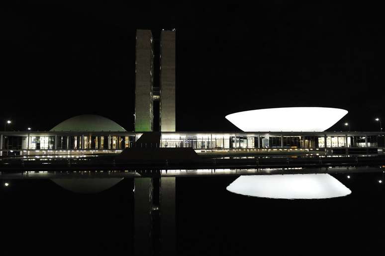 Cúpula do Senado Federal é iluminada com a cor verde. Trata-se do Abril Verde, uma campanha de apoio ao Dia Mundial em Memória às Vítimas de Acidente e Doenças de Trabalho. Celebrada em 28 de abril, a data foi instituída, em 2003, pela Organização Internacional do Trabalho (OIT).