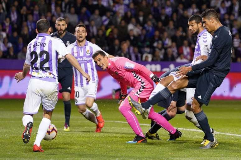 O Valladolid, do dono Ronaldo Fenômeno, briga para não cair (Foto: Cesar Mnaso / AFP)
