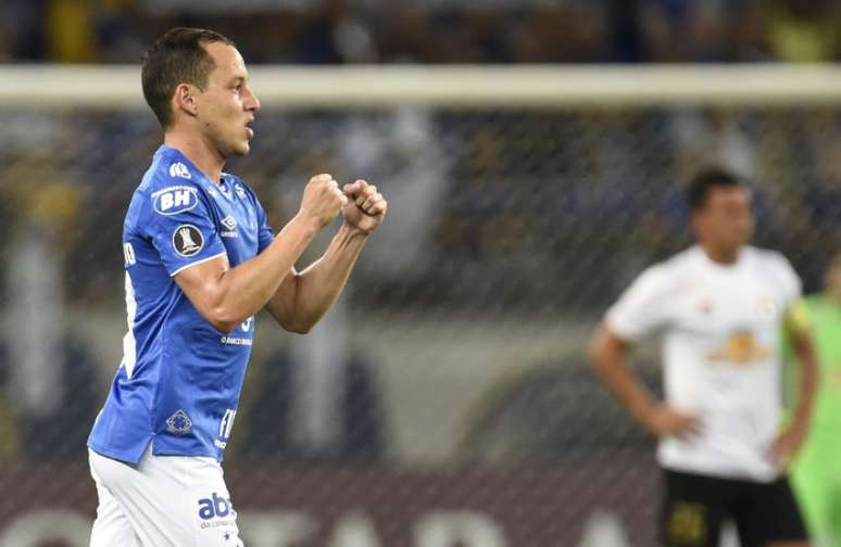 Rodriguinho em ação contra o Lara no Mineirão (Douglas Magno/AFP)