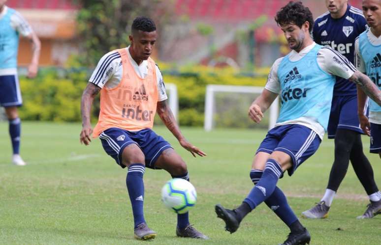 Pato e Tchê Tchê disputam bola durante o treino desta terça-feira - FOTO: Rubens Chiri/saopaulofc.net