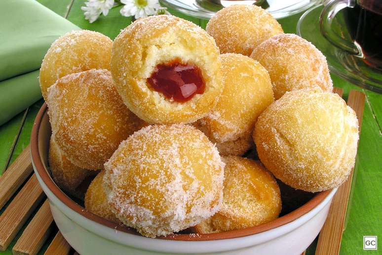 Bolinho de chuva recheado com goiabada