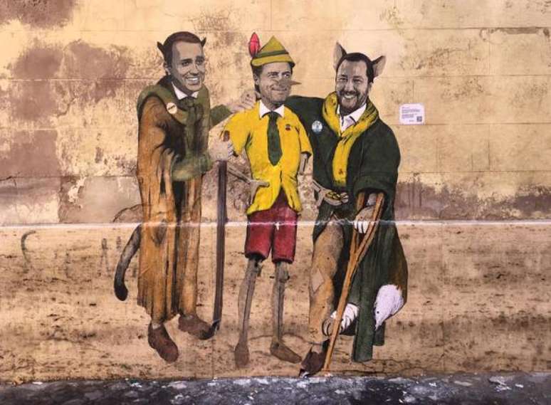 Mural em Roma retrata Di Maio e Salvini como o "gato" e a "raposa" que tiram o "Pinóquio" Giuseppe Conte do caminho certo