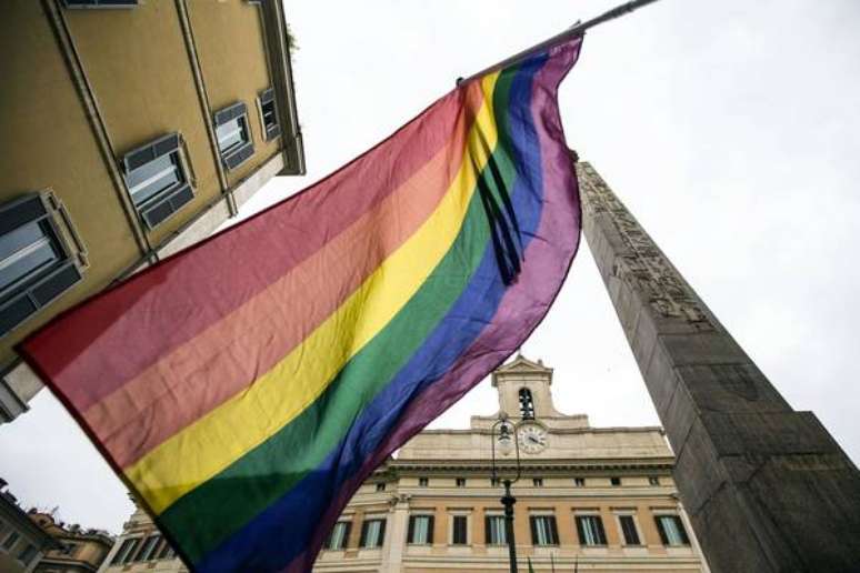 Bandeira da comunidade LGBT em frente à Câmara dos Deputados da Itália, em Roma