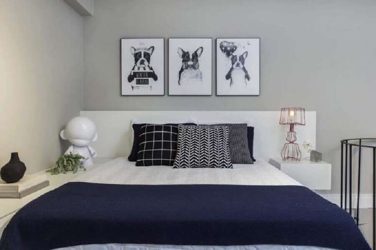 9. Na decoração clássica para quarto cinza e branco invista em detalhes na cor azul – Foto: MN Arquitetura + Interiores