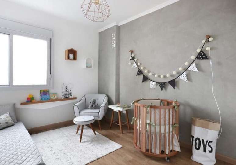 6. Decoração clean para quarto de bebê cinza com mini berço e varal de bandeirinhas – Foto: Studio Vida Design