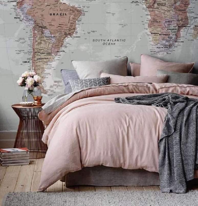 3. Decoração simples para quarto cinza e rosa com mapa na parede e criado mudo com acabamento em rose gold – Foto: Ka Rigobeli