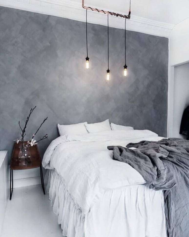 19. Decoração minimalista para quarto cinza com parede de cimento queimado e luminária moderna – Foto: We Heart It